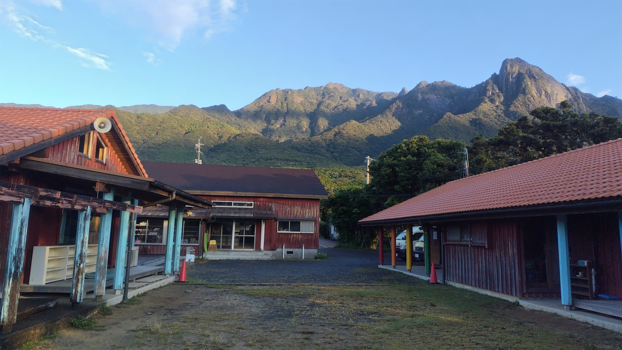 屋久島の朝、モッチョム岳の風景