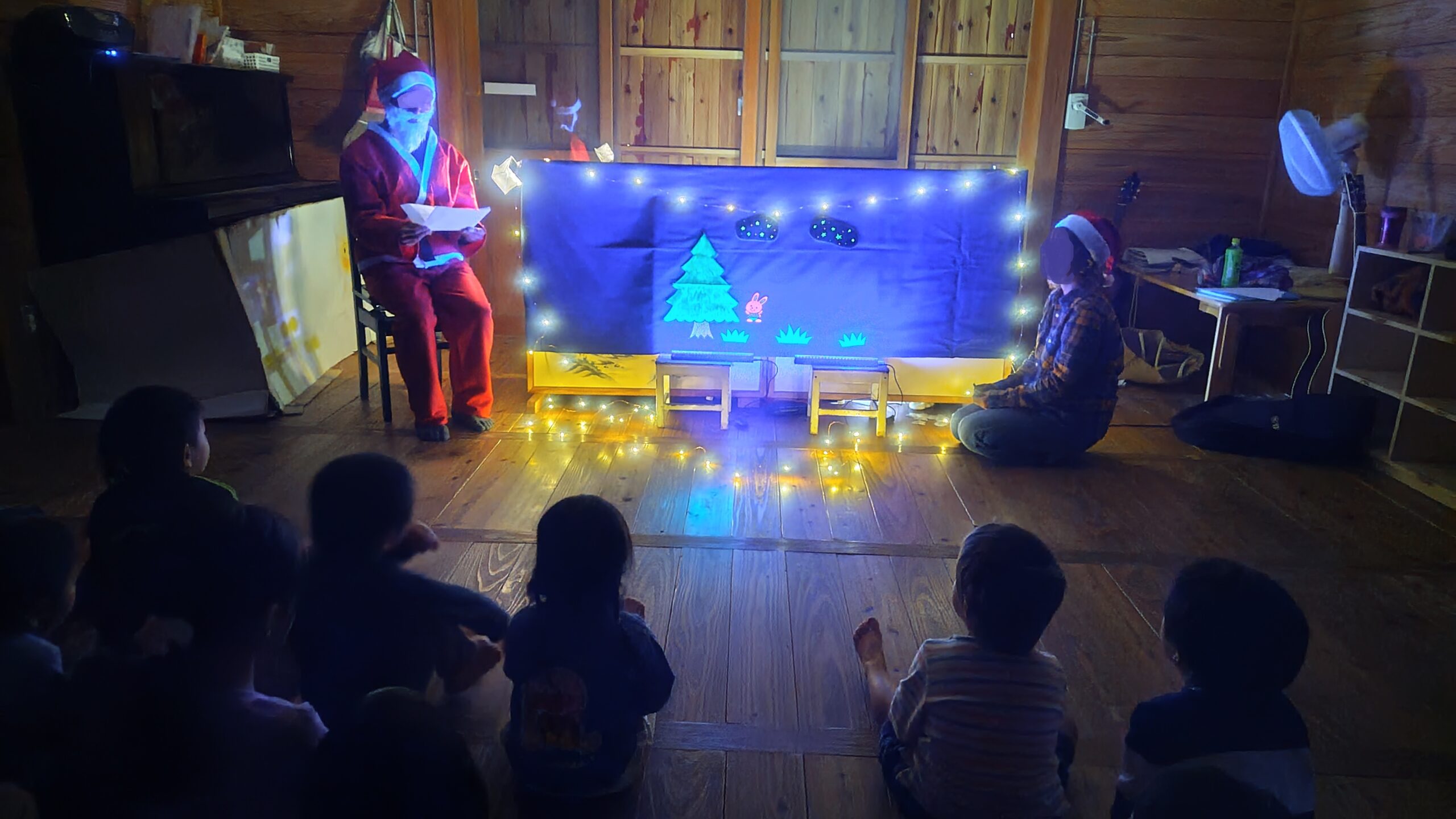 ブラックライトを使ったクリスマス読み聞かせの様子