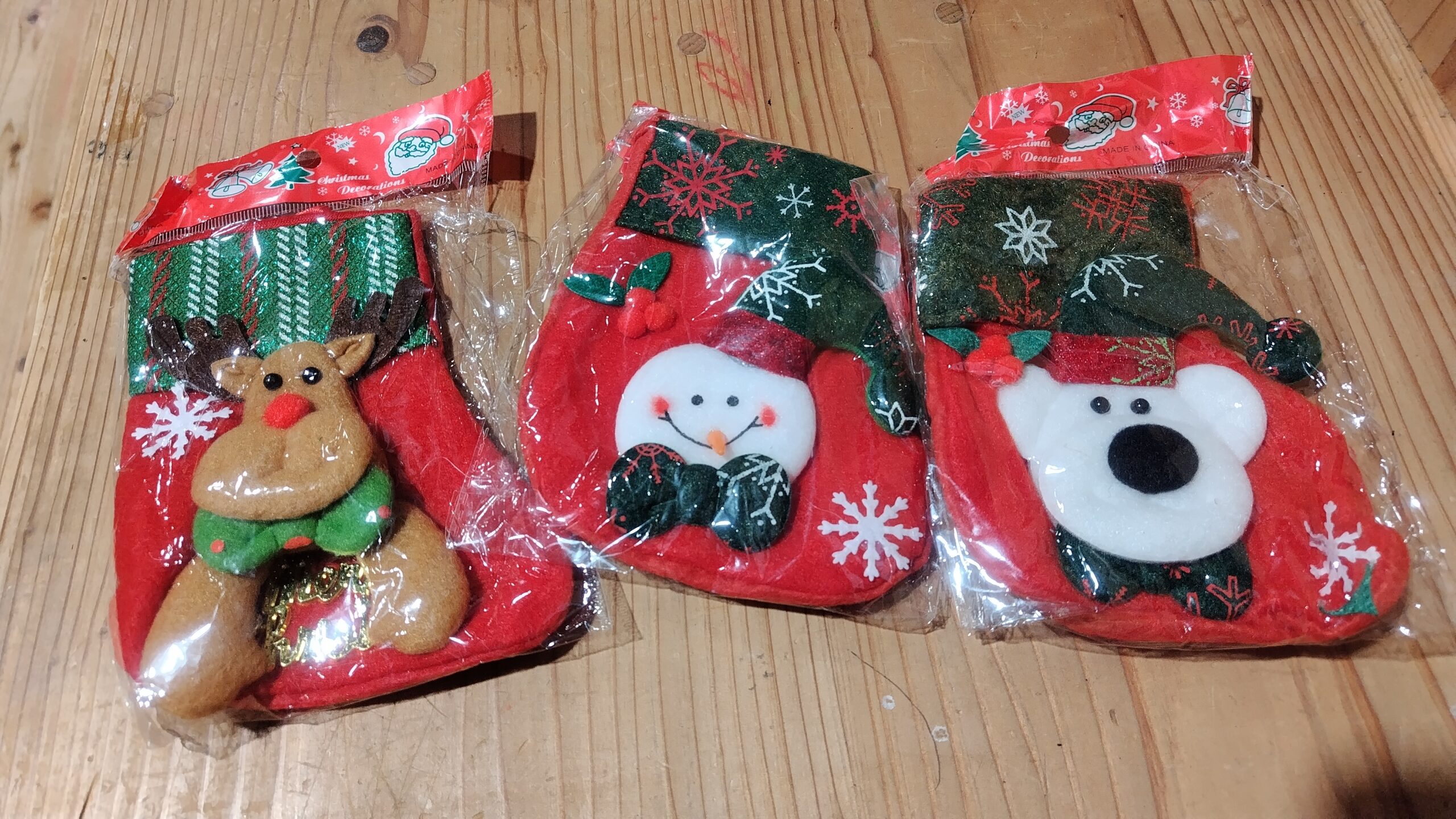 子どもたちにプレゼントされたトナカイ・雪だるま・シロクマのサンタ靴下