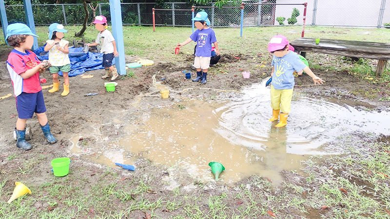 水たまりや泥で思いきり遊ぶ屋久島あゆみの森こども園の園児たち
