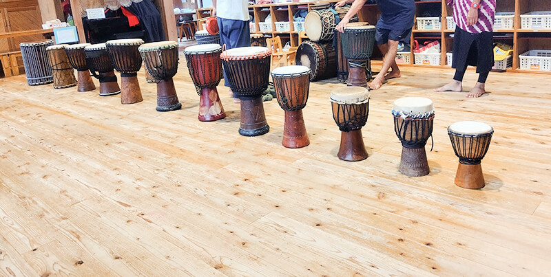 あゆみの森こども園でジェンベを囲んで座る子どもたちの音楽活動風景