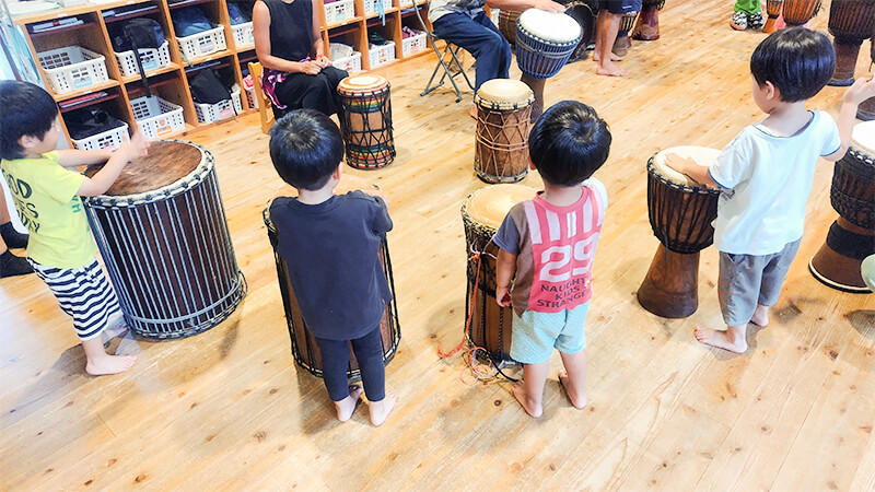 複数のジェンベを使って音楽表現を楽しむこども園の園児たち