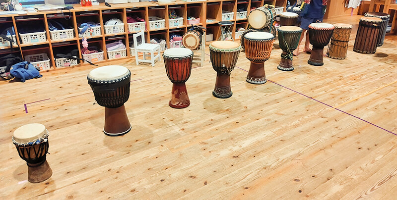 園舎に並べられた本格的なジェンベを使った音楽教育の様子