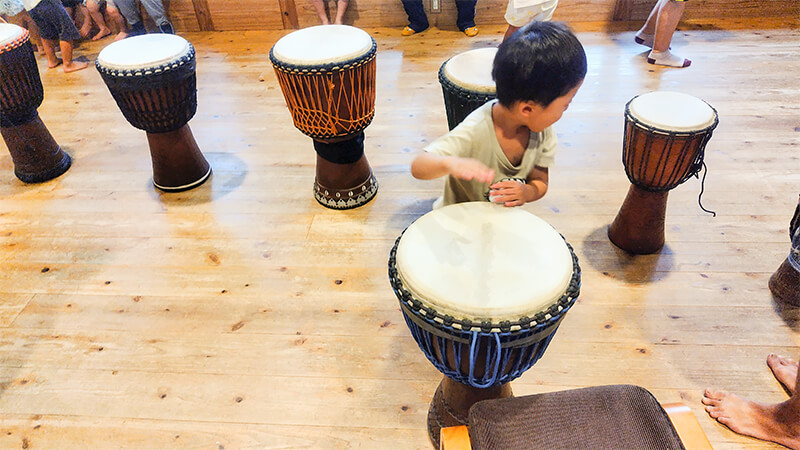 集中してジェンベを叩く屋久島あゆみの森こども園の子ども