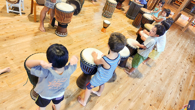 ジェンベを囲んでリズム遊びを楽しむあゆみの森こども園の子どもたち
