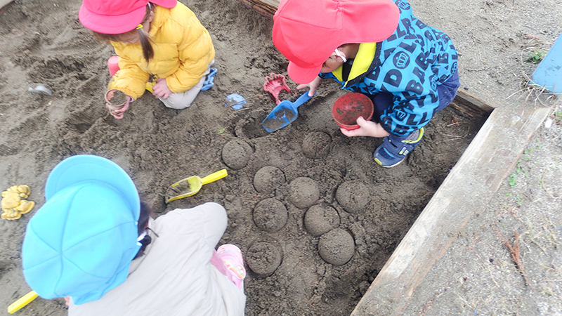 石や泥を使った感触遊びに夢中になるあゆみの森こども園の子どもたち
