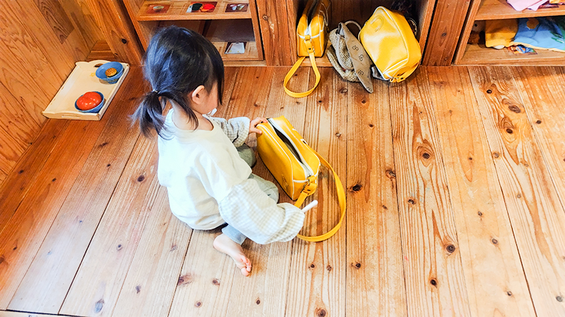 木のおもちゃで創造的な遊びを楽しむこども園の園児