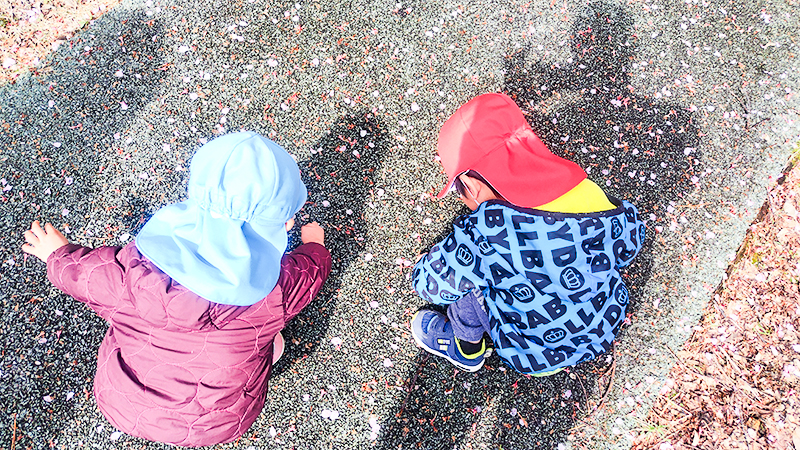 水たまりや泥で思いきり遊ぶあゆみの森こども園の子どもたち