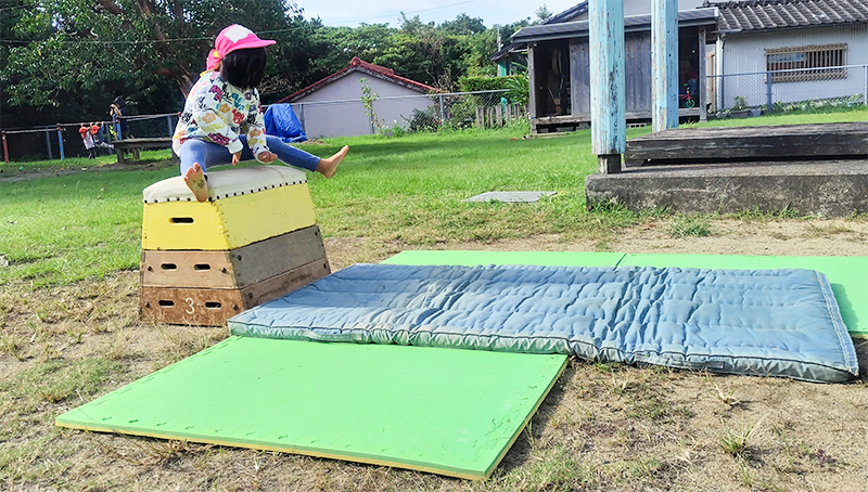 屋外のプール遊具で水遊びをするあゆみの森こども園の園児