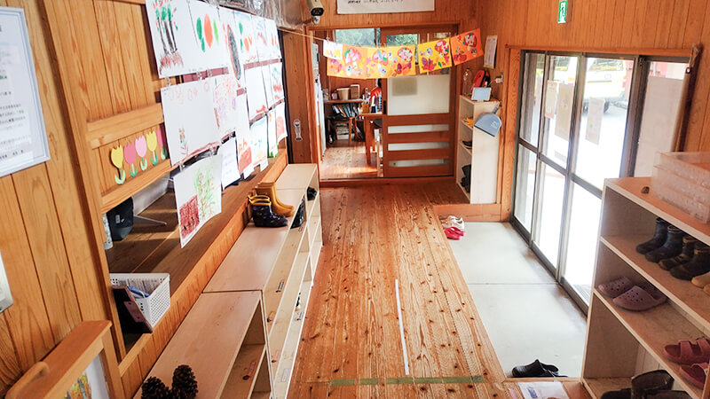 木のぬくもりあふれる保育室内のあゆみの森こども園の室内風景