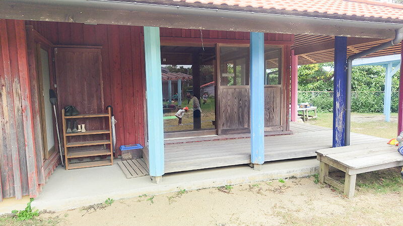 青い扉が印象的なあゆみの森こども園の園舎入口