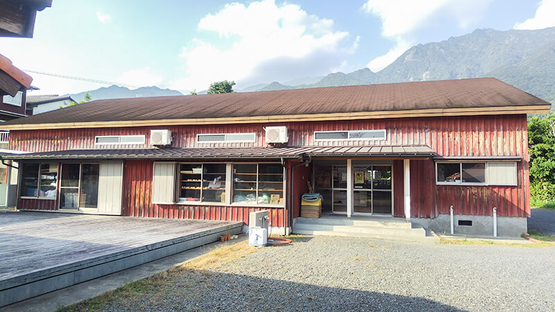 屋根付き園舎全体を撮影したあゆみの森こども園の外観写真