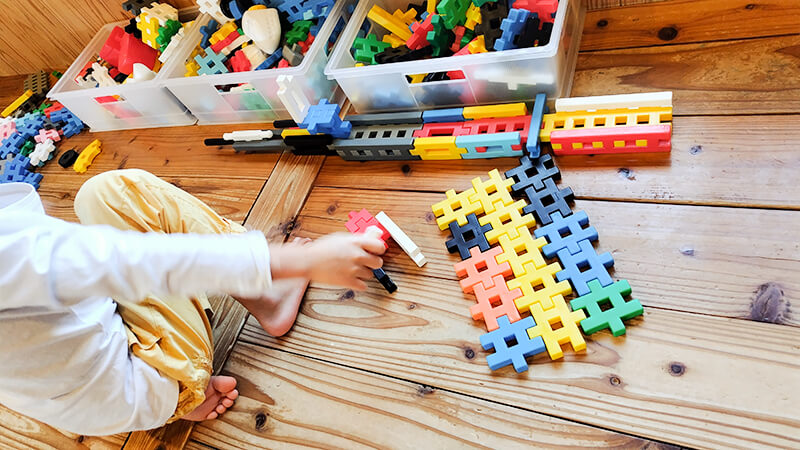 カラフルなブロックで創造的に遊ぶあゆみの森こども園の子ども