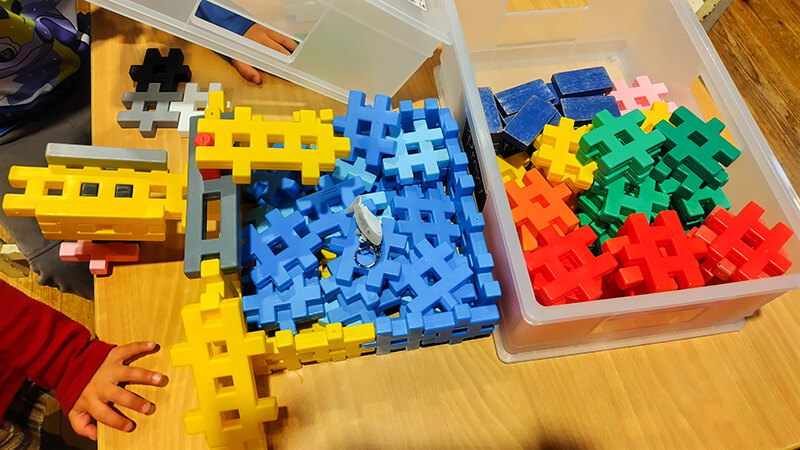 大きなカラフルブロックが並ぶこども園の室内遊具