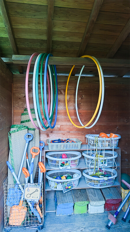 鉄棒や登り棒がある屋久島あゆみの森こども園の園庭遊具