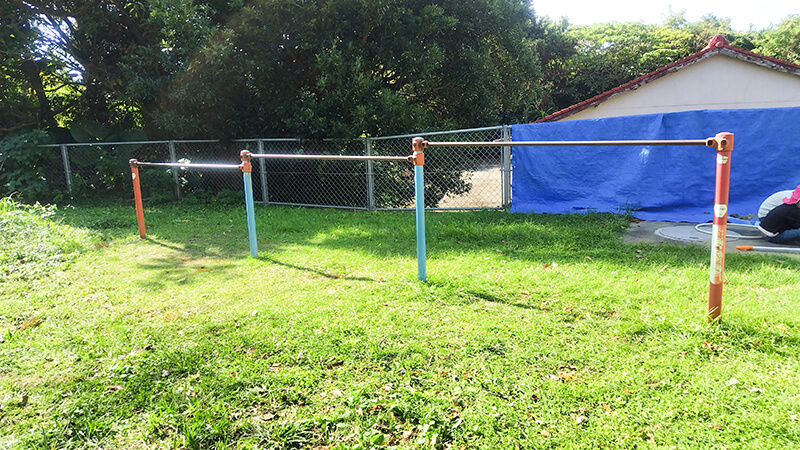 屋久島の緑に囲まれたこども園のサッカーゴールがある園庭