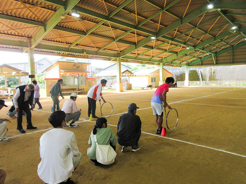 屋根付きスペースで開催されるあゆみの森こども園の保護者参加イベント