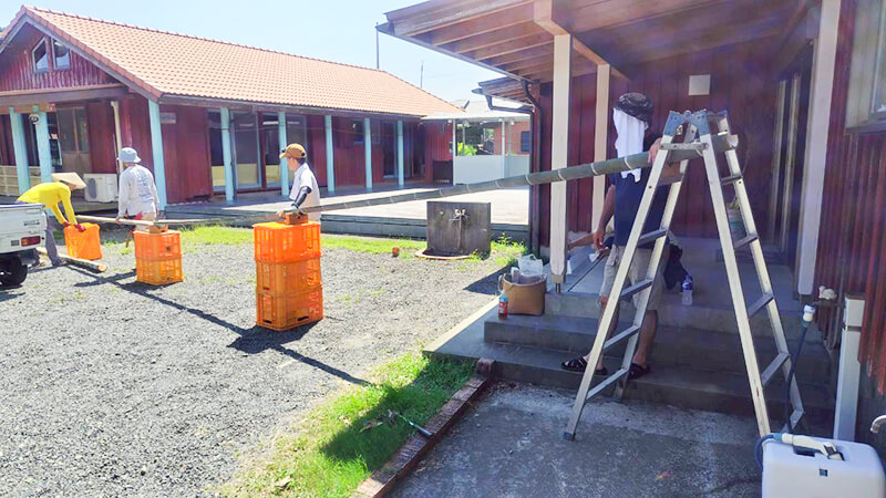 園庭で開催される親子参加型の夏祭りイベントの風景