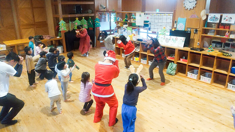 室内で開催される保護者向け説明会や交流会の様子