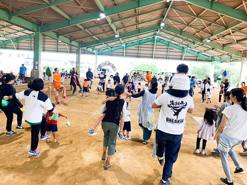 屋根付きスペースで行われるこども園の保護者参加イベント