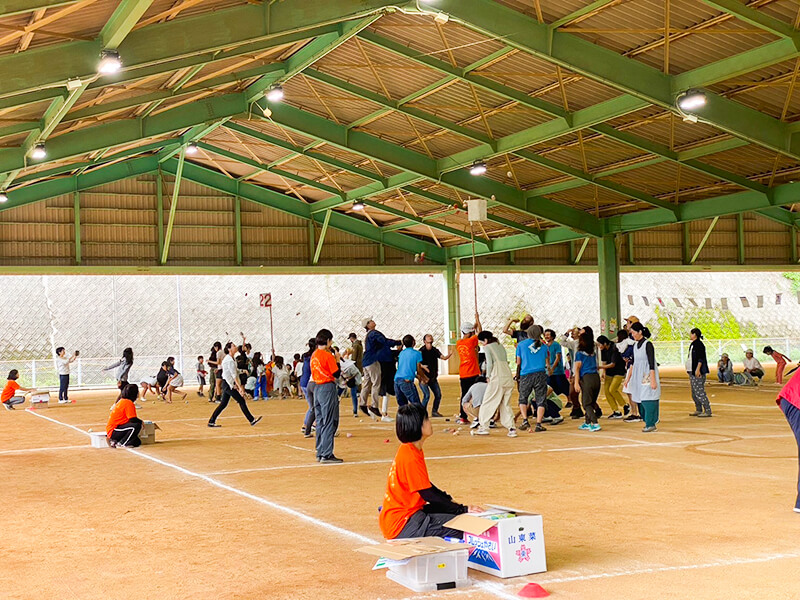 保護者と子どもが一緒に草刈りをするあゆみの森こども園の環境整備活動