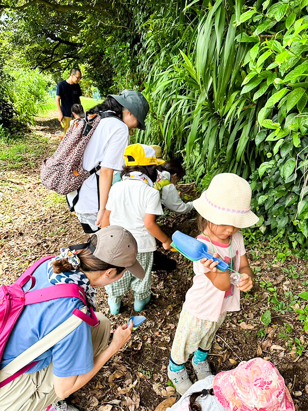 青空の下で開催される親子参加の屋外イベント風景