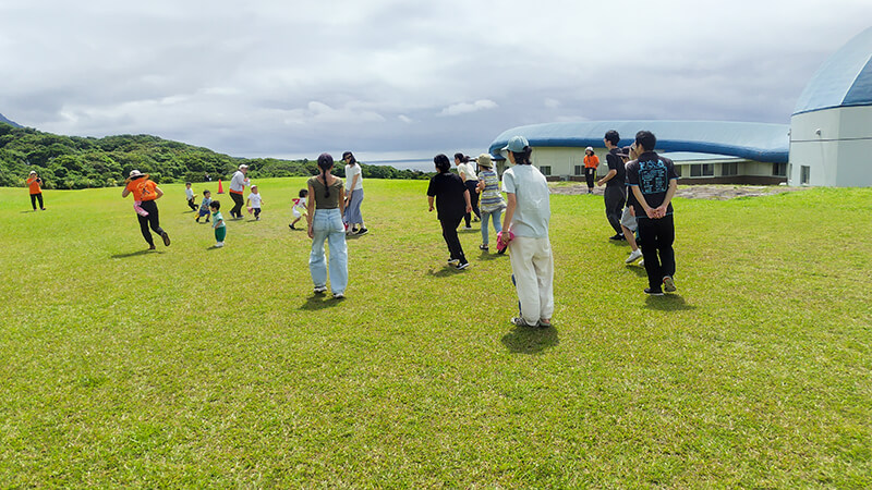 広い園庭で開催されるあゆみの森こども園の運動会や親子レクリエーション