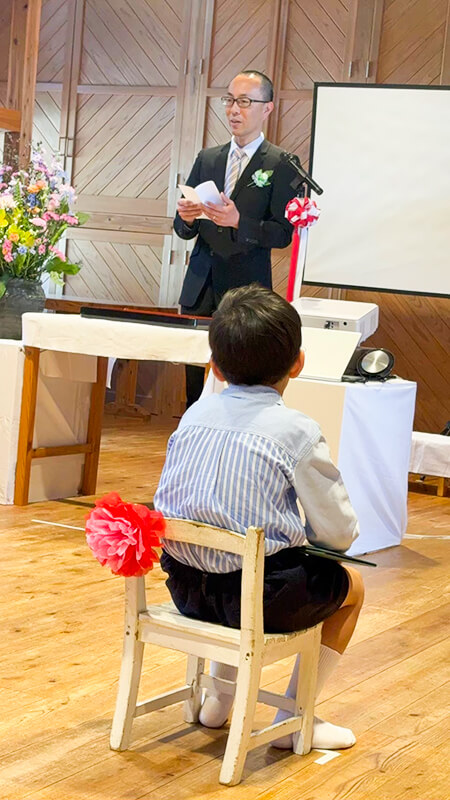 熱田園長が絵本を使って授業をするあゆみの森こども園の特別活動