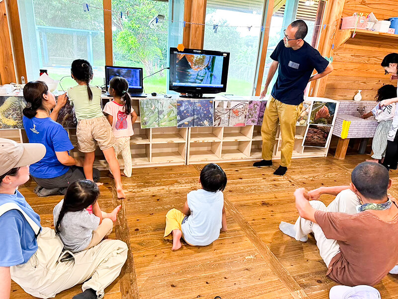 プロジェクターを使った熱田園長の絵本読み聞かせワークショップ風景