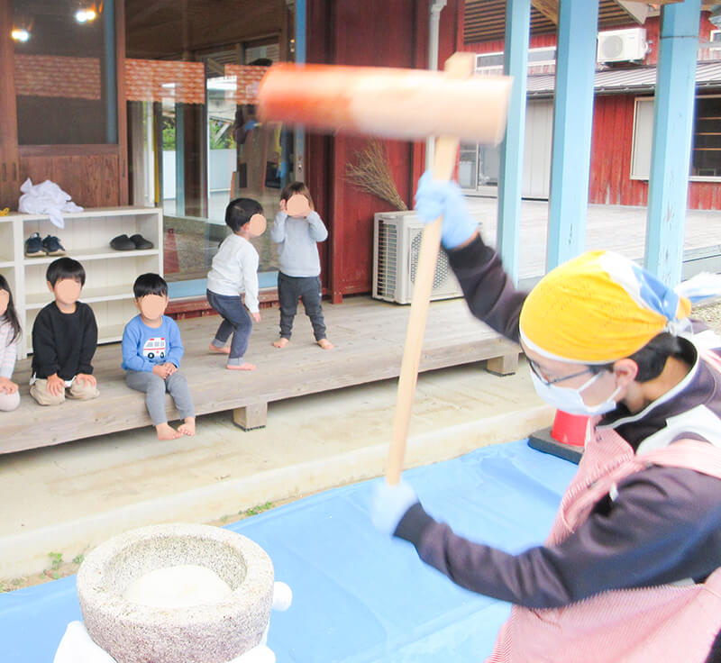 カラフルな風船を使った熱田園長による音楽活動