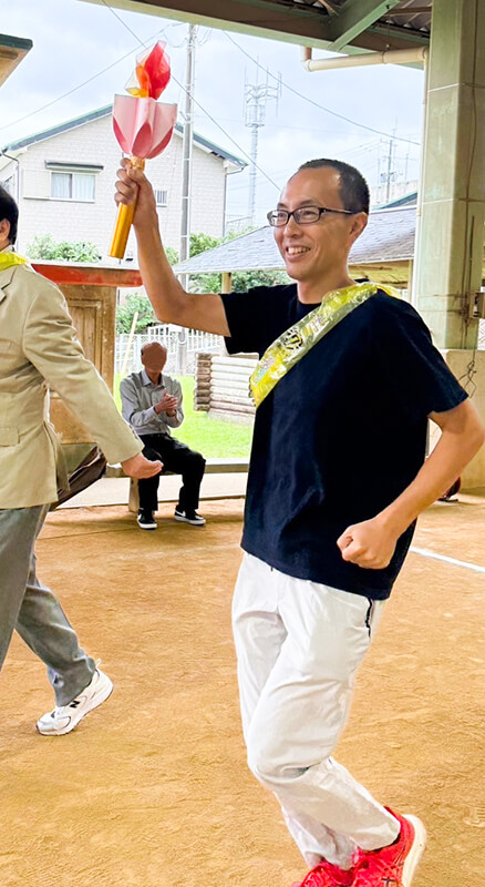 熱田園長による読み聞かせを集中して聞くこども園の園児たち