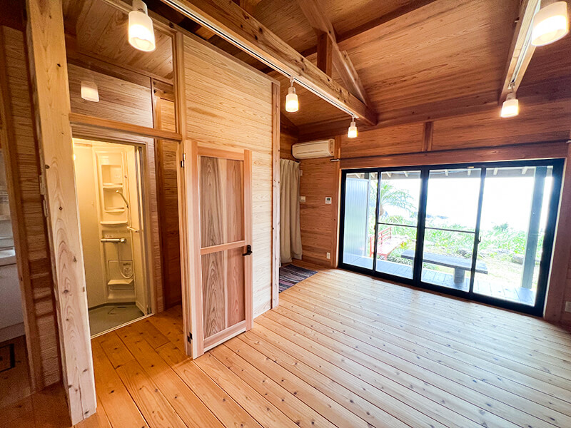 地杉の床と高い天井が特徴的なあゆみの森こども園職員寮102号室の広々とした室内