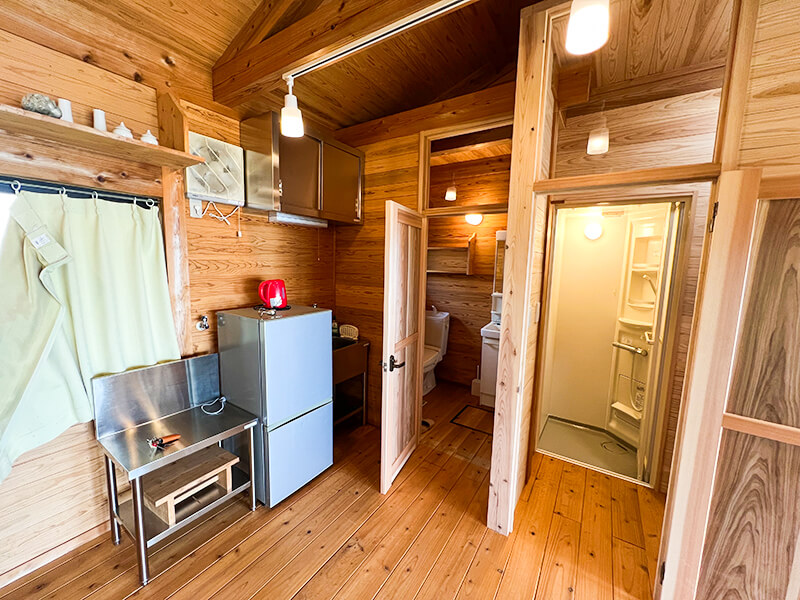 職員寮102号室のキッチンエリアと水回り設備が整った室内空間