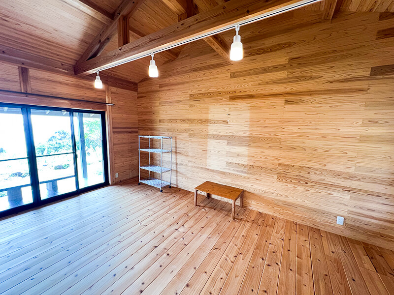 明るく開放的な木製の床がある職員寮102号室のリビングスペース