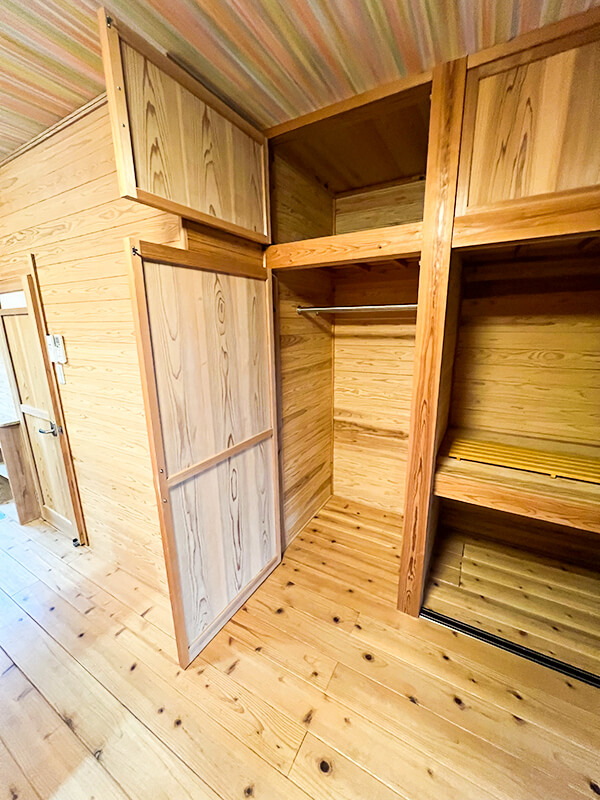 大容量の木製収納棚が設置された職員寮101号室の収納スペース