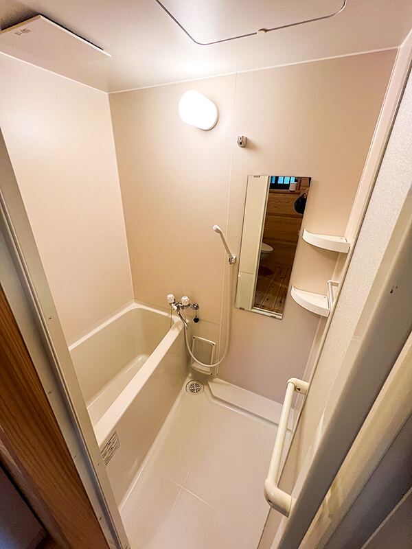 明るく清潔感のあるあゆみの森こども園職員寮101号室のバスルーム