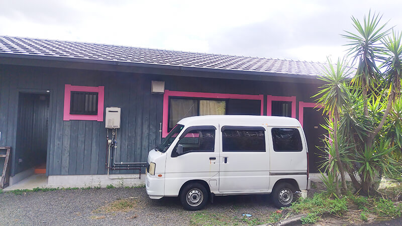 駐車スペースを備えたあゆみの森こども園職員寮の建物正面外観